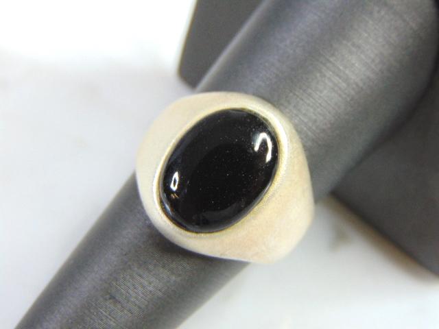 Vintage Estate Sterling Silver Marcasite Ring: FOR SALE IS A VINTAGE ESTATE .925 STERLING SILVER RING WITH WHAT APPEARS TO BE A MARCASITE OR ONYX STONE. THE RING SIZE IS A 6.0, AND WEIGHS 8.1g. THIS WOULD MAKE A NICE GIFT FOR THAT SOMEONE SPECIAL.