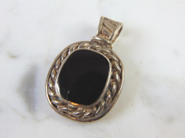 Womens Vintage Estate Sterling Silver Onyx Pendant (1 of 2)