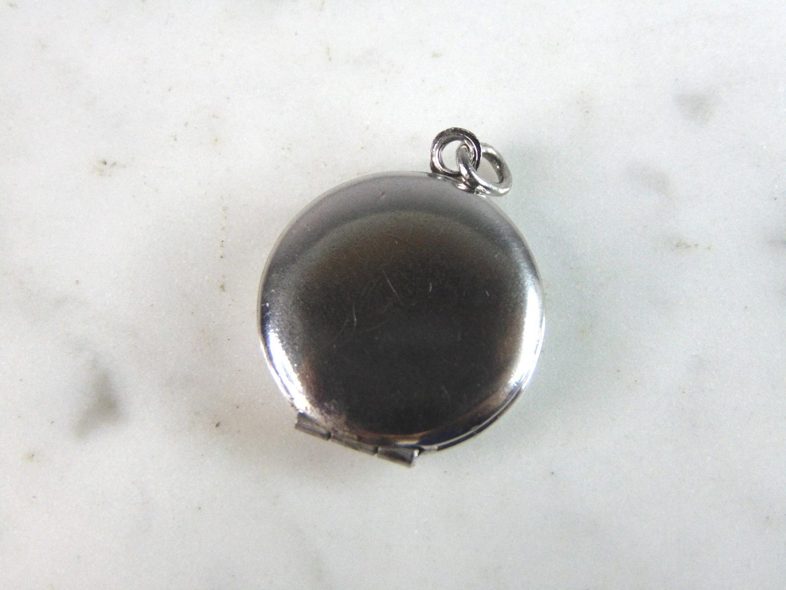 Womens Vintage Estate Sterling Silver Two Picture Locket: A VERY NICE STERLING SILVER TWO PICTURE LOCKET THAT WEIGHS 2.8g. THE PENDANT MEASURES 1" BY 3/4" AND OPEN MEASURES 1 1/2" LONG. ANY OTHER QUESTIONS PLEASE DONT HESITATE TO ASK. BE SURE TO CHECK OUT SO