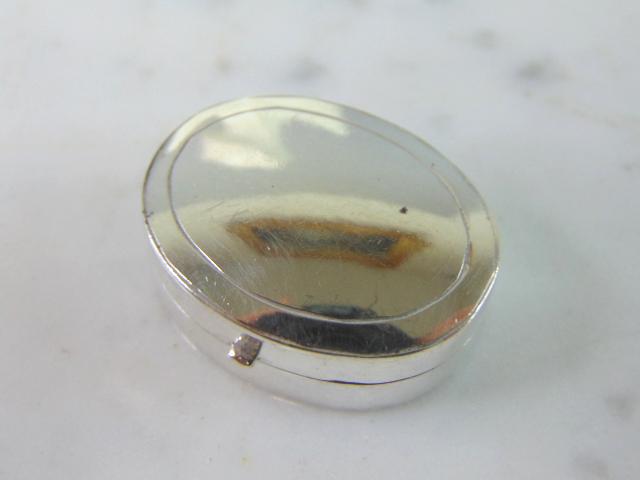 Vintage Estate Sterling Silver Pill Box: AN AMAZING VINTAGE ESTATE STERLING SILVER PILL BOX. PIECE MEASURES 1 1/4" BY 1" BY 1/2" AND WEIGHS 9.8g. PIECE IS STAMPED " 925". BUYING AS IS. ANY QUESTIONS PLEASE DO NOT HESITATE TO ASK. SHIPPING AN