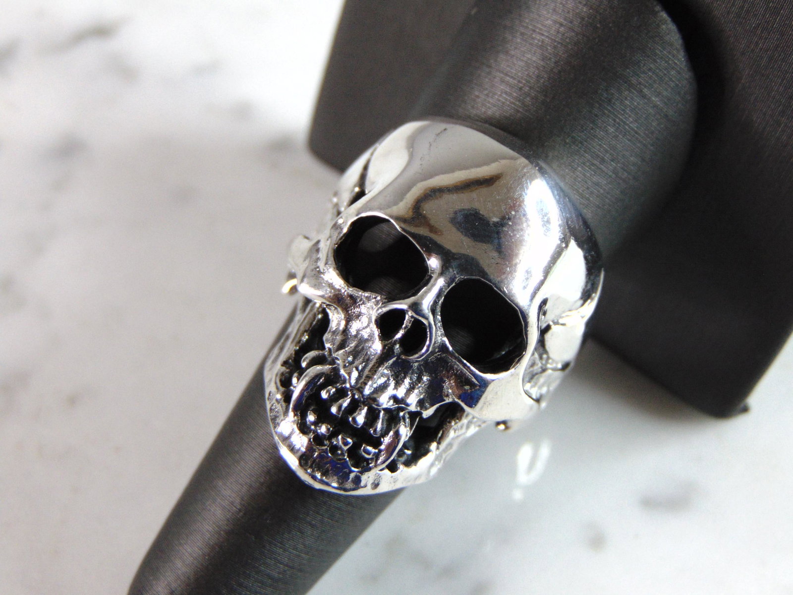Mens Vintage Estate Sterling Silver Heavy Skull Ring (1 of 4)