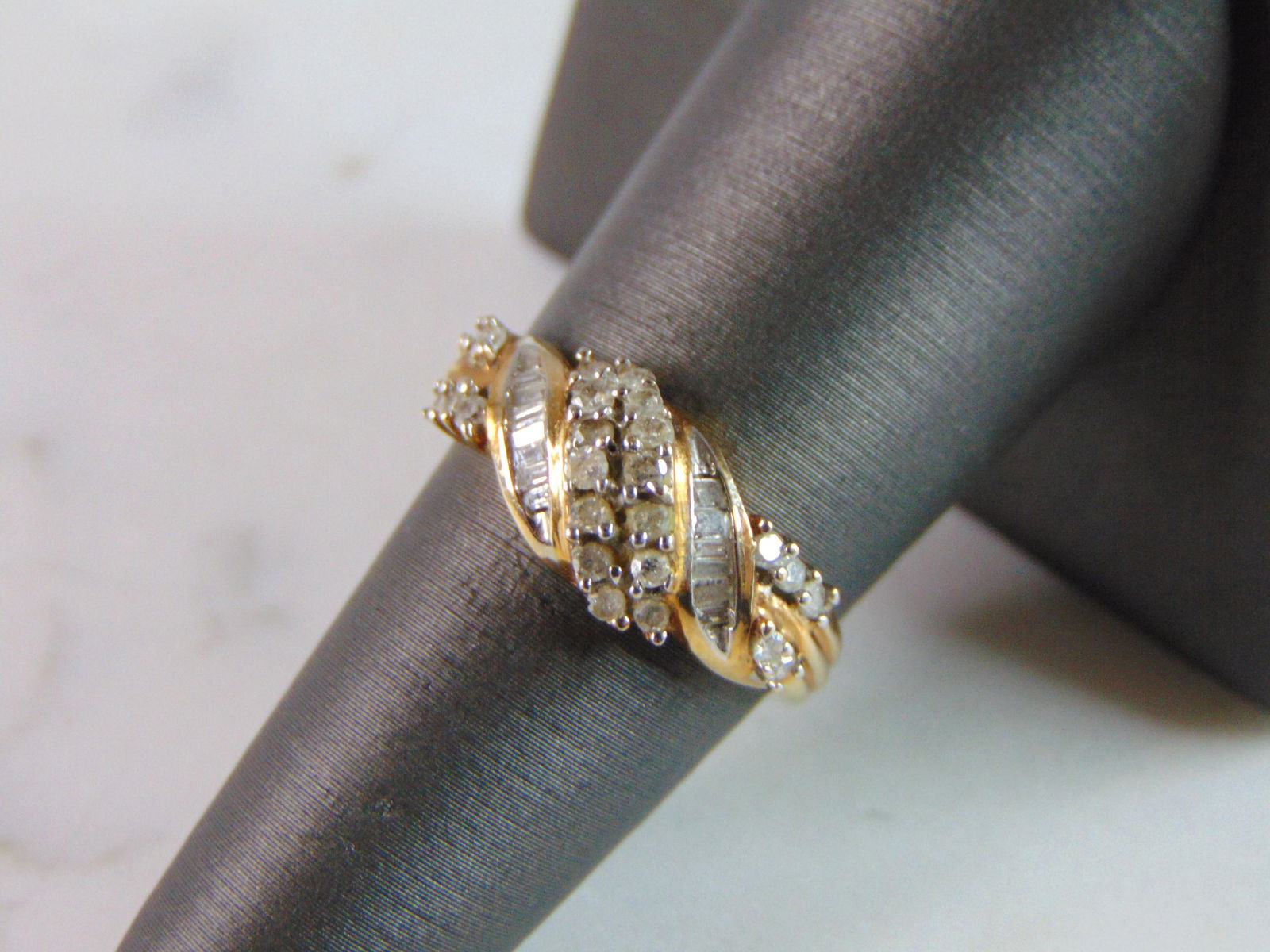 Womens Vintage Estate 10K Yellow Gold Diamond Cluster Ring (1 of 5)