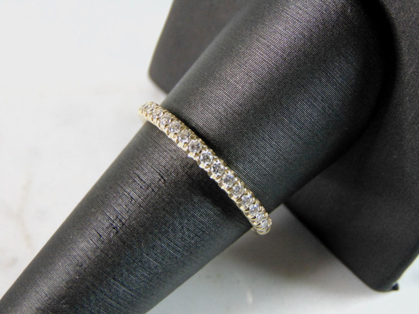 Womens Vintage Estate 14K Yellow Gold Diamond Ring: FOR SALE IS THIS LOVELY VINTAGE 14K YELLOW GOLD DIAMOND RING. THE RING HAS ABOUT .51cts OF DIAMOMDS. THE TOTAL WEIGHT IS 2.4g, AND IS A SIZE 9. ANY QUESTIONS PLEASE DONT HESITATE TO ASK. BE SURE TO CH