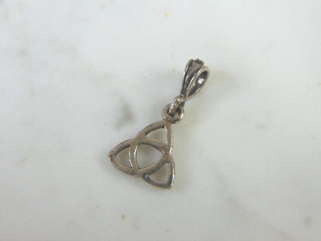 Womens Vintage Sterling Silver Celtic Knot Pendant (1 of 2)