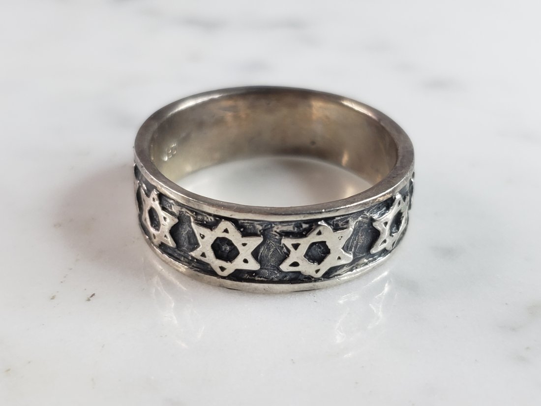 Mens Vintage Estate Sterling Silver Jewish Star of David Band Ring: A MENS VINTAGE ESTATE STERLING SILVER JEWISH STAR OF DAVID WEDDING RING. THE RING WEIGHS 9.2g AND IS A SIZE 13.0. WIDTH OF THE RING IS 5/16". THIS WOULD MAKE A NICE GIFT FOR THAT SOMEONE SPECIAL. ANY