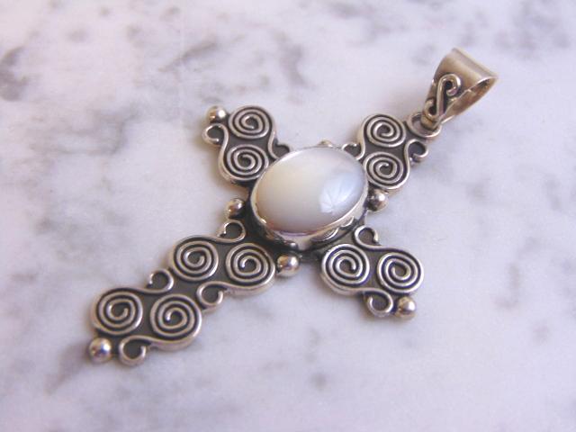 Vintage Estate Sterling Silver Religious Cross Pendant: FOR SALE IS THIS VINTAGE ESTATE STERLING SILVER RELIGIOUS CROSS PENDANT. THE PENDANT WEIGHS 15.4g AND MEASURES 2 3/4" LONG BY 1 5/8" WIDE. THE STONE APPEARS TO BE CHALCEDONY BUT NOT 100% SURE. MAKES A