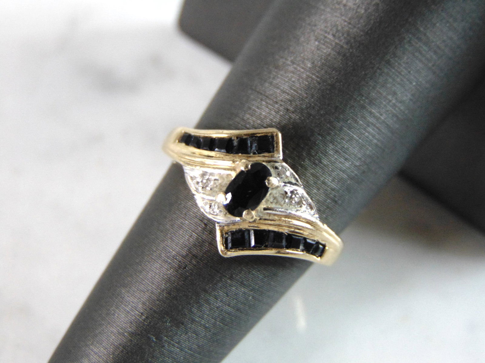 Womens Vintage Estate 14K Yellow Gold Diamond & Sapphire Ring: FOR SALE IS THIS VINTAGE ESTATE 14K YELLOW GOLD DIAMOND & SAPPHIRE RING. THE RING IS A SIZE 6.75 AND WEIGHS 2.9g. THERE ARE ABOUT .06cts WORTH OF DIAMONDS. THE RING MAKES A BEAUTIFUL GIFT FOR THAT SOM