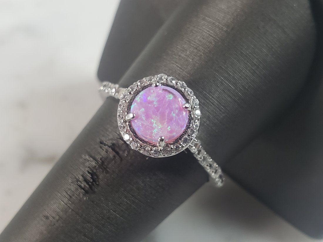 Womens Vintage Estate Sterling Silver Pink Opal Stone Ring: A WOMENS ESTATE STERLING SILVER PINK OPAL STONE RING. NOT SURE IF STONES ARE REAL OR MAN MADE. THE RING WEIGHS 2.7g AND IS A SIZE 9.0. FACE MEASURES 3/8". MAKES A GREAT GIFT FOR THAT SOMEONE SPECIAL.