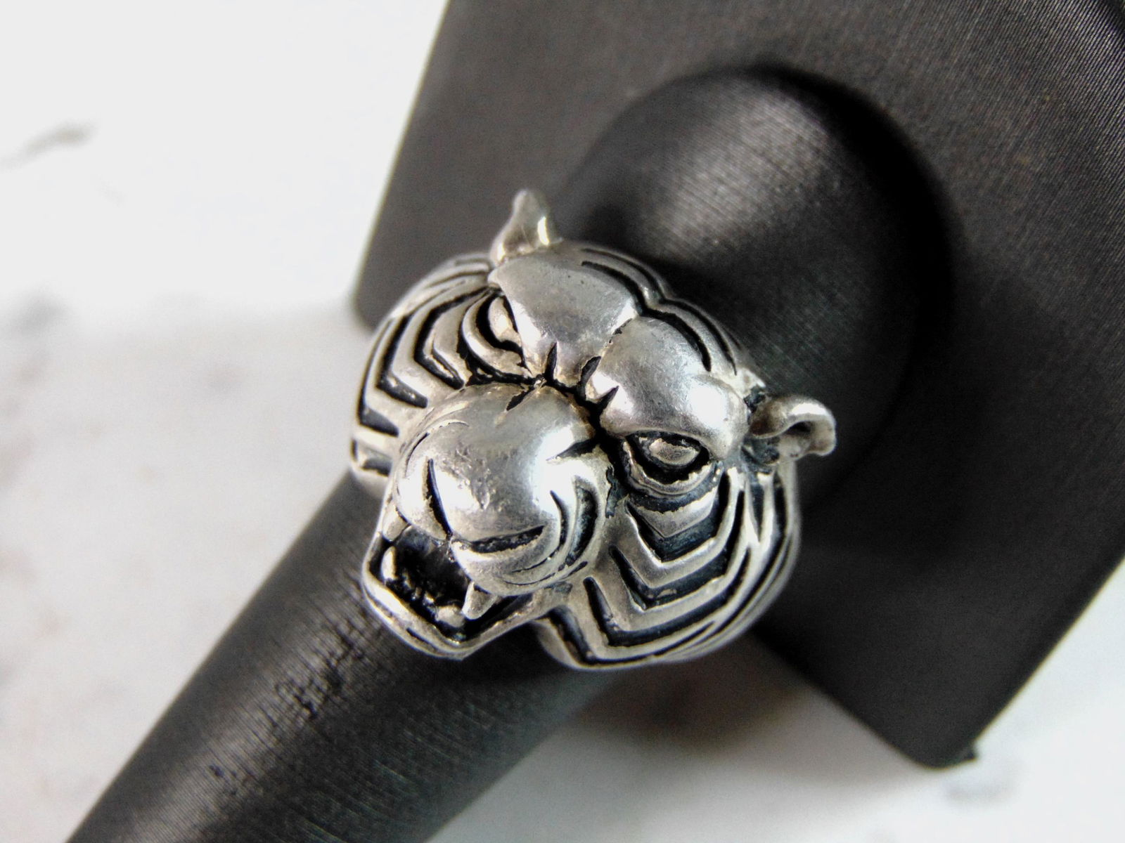 Mens Vintage Estate Sterling Silver Tiger Head Ring: FOR SALE IS A MENS VINTAGE ESTATE STERLING SILVER TIGER HEAD RING. THE RING WEIGHS 13.5g, AND IS A SIZE 11. THE FACE OF THE RING MEASURES 7/8" WIDE. THIS WOULD MAKE A BEAUTIFUL GIFT FOR SOMEONE SPECIA