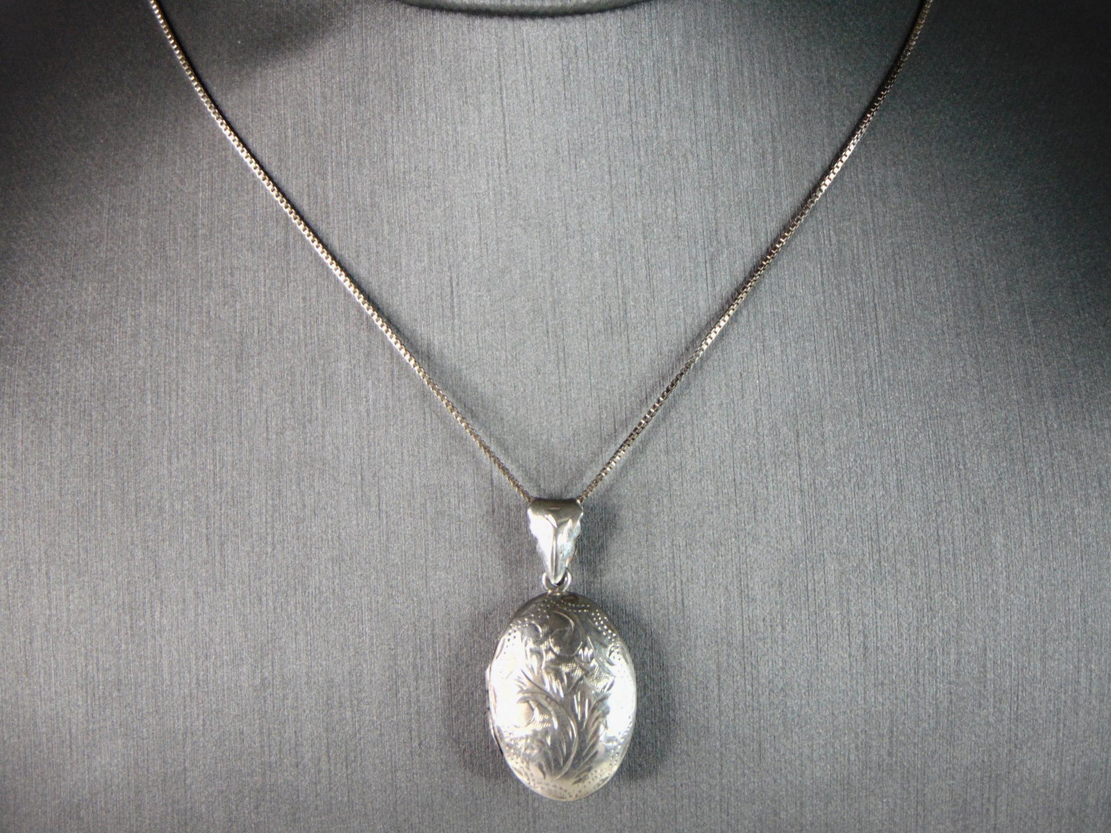 Women's Vintage Estate Sterling Silver Necklace W/ Locket Pendant: THIS IS A WOMENS VINTAGE ESTATE STERLING SILVER NECKLACE WITH LOCKET PENDANT. THE NECKLACE MEASURES 18" LONG AND THE PENDANT MEASURES 1 3/8" BY 3/4". TOGETHER THEY WEIGH 6.5g. LOCKET DOES NOT OPEN, WO