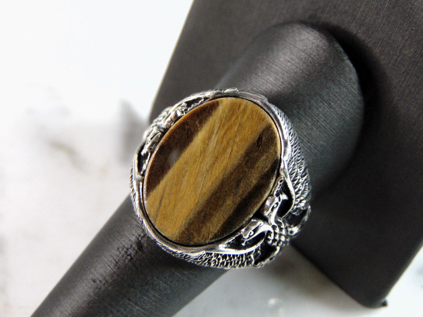 Mens Vintage Estate Sterling Silver Tigers Eye Ring: A MENS VINTAGE ESTATE STERLING SILVER TIGERS EYE RING. THE RING IS A SIZE 11 AND WEIGHS 14.4g. FACE MEASURES ABOUT 5/8" BY 7/8". THE RING MAKES A BEAUTIFUL, IMPRESSIVE GIFT FOR THAT SOMEONE SPECIAL. A