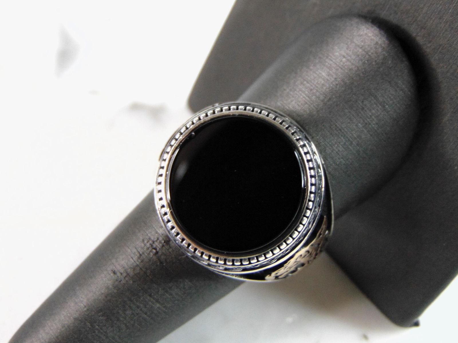 Mens Vintage Estate Sterling Silver Tiger Onyx Ring: A MENS VINTAGE ESTATE STERLING SILVER TIGER ONYX RING. THE RING IS A SIZE 10 AND WEIGHS 11.5g. FACE MEASURES ABOUT 3/4" WIDE. THE RING MAKES A BEAUTIFUL, IMPRESSIVE GIFT FOR THAT SOMEONE SPECIAL. ANY