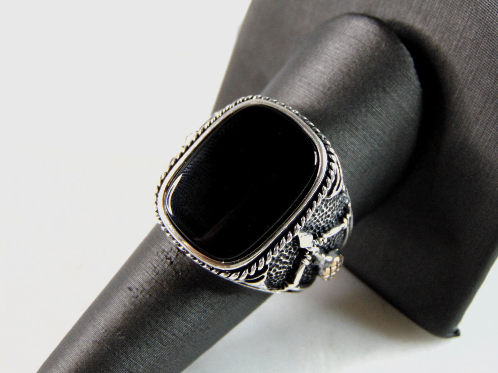 Mens Vintage Estate Sterling Silver Onyx Ring: A MENS VINTAGE ESTATE STERLING SILVER ONYX RING. THE RING IS A SIZE 10 AND WEIGHS 11.6g. FACE MEASURES ABOUT 3/4" WIDE BY 5/8" LONG. THE RING MAKES A BEAUTIFUL, IMPRESSIVE GIFT FOR THAT SOMEONE SPECIA