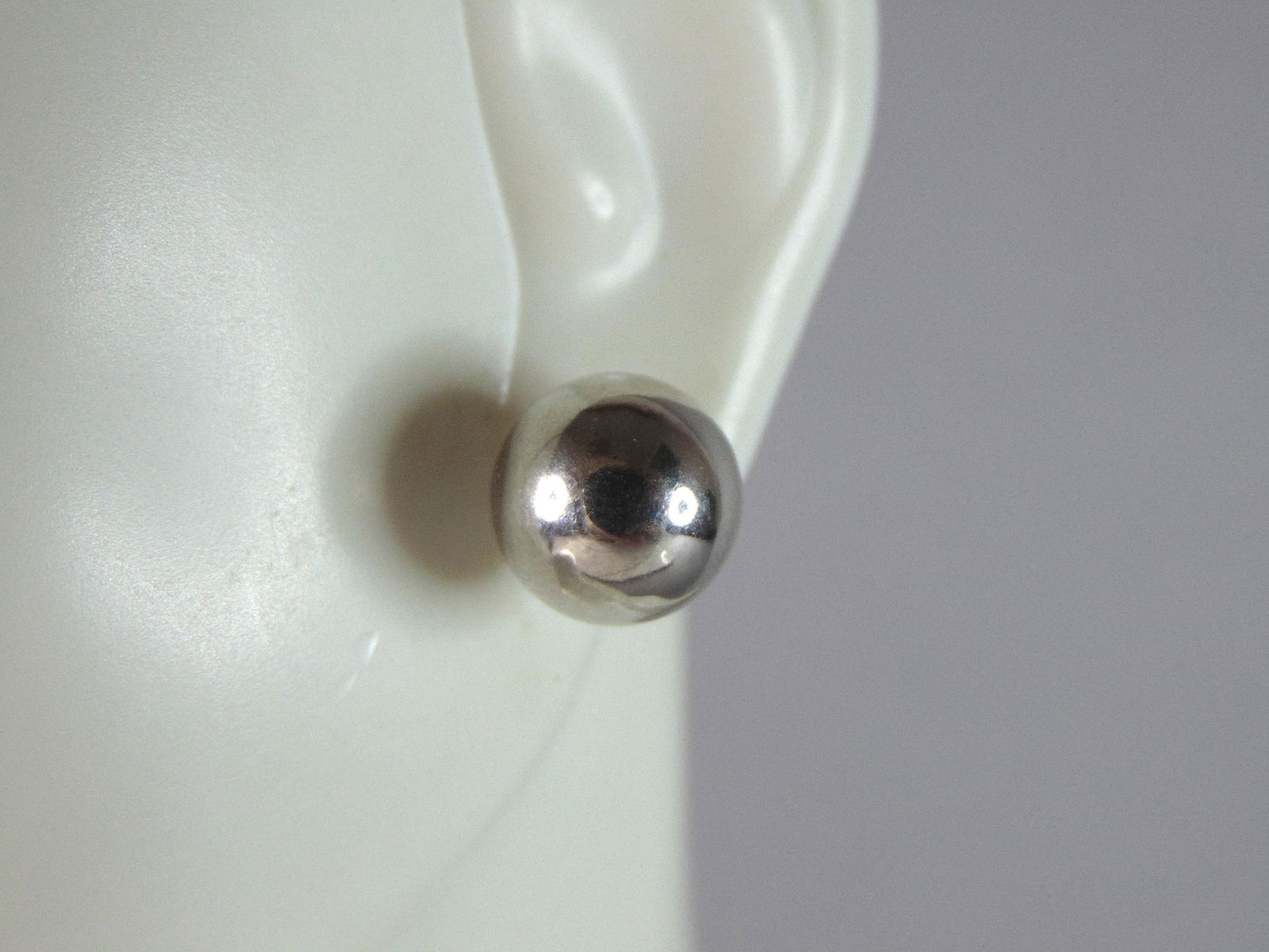 Womens Vintage Estate Sterling Silver Modernist Stud Earrings: A PAIR OF WOMENS STERLING SILVER MODERNIST STUD EARRINGS THAT WEIGH 1.1g AND MEASURES 3/8" IN DIAMETER. ANY OTHER QUESTIONS, PLEASE DO NOT HESITATE TO ASK. BE SURE TO CHECK OUT SOME OF MY OTHER GREAT