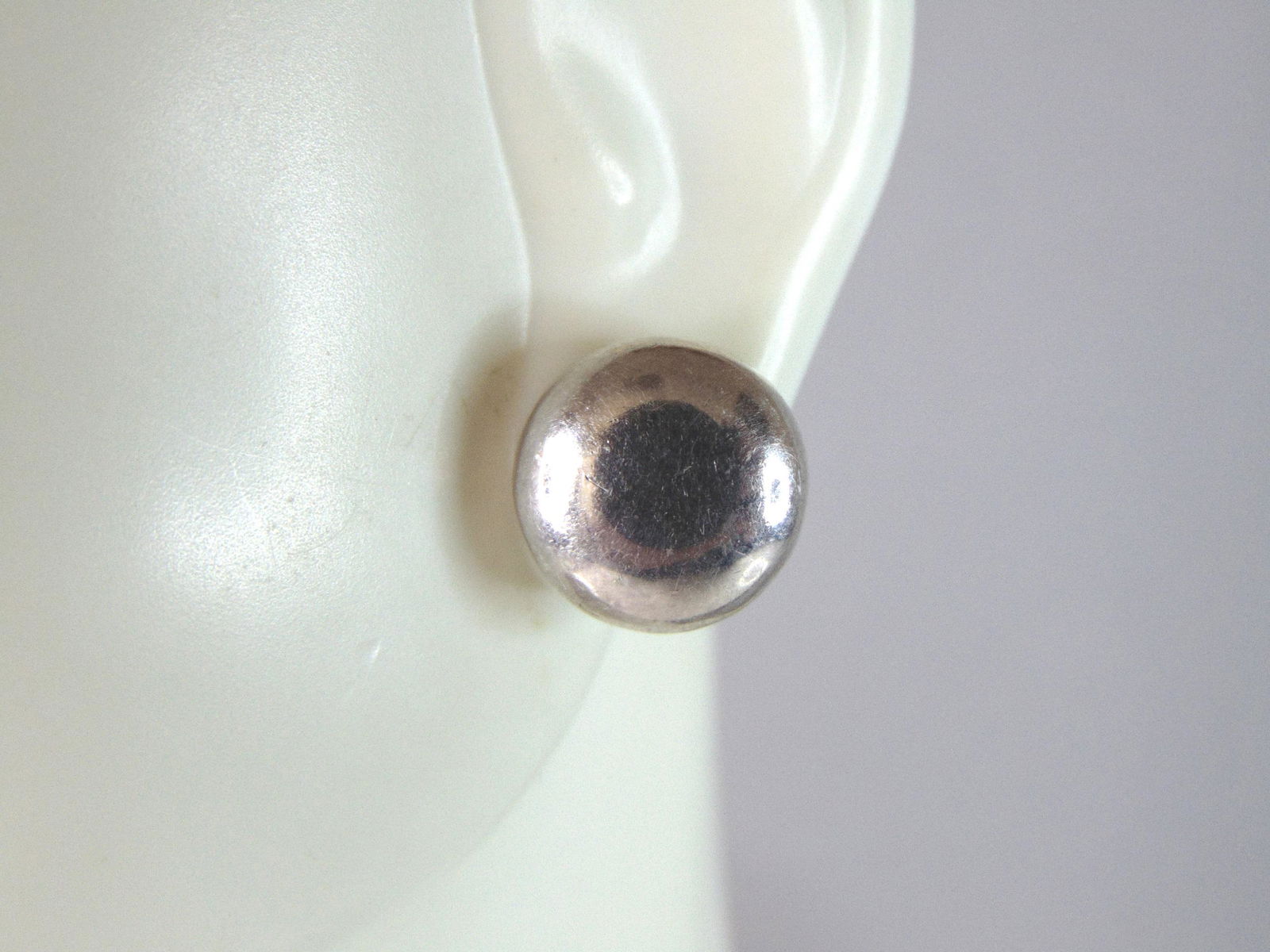 Womens Vintage Estate Sterling Silver Modernist Stud Earrings: A PAIR OF VINTAGE ESTATE WOMENS STERLING SILVER MODERNIST STUD EARRINGS THAT WEIGH 2.5g AND MEASURES 1/2" IN DIAMETER. ANY OTHER QUESTIONS, PLEASE DO NOT HESITATE TO ASK. BE SURE TO CHECK OUT SOME OF