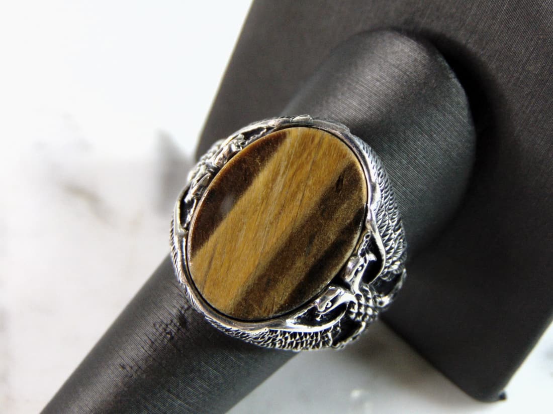 Mens Vintage Estate Sterling Silver Tigers Eye Ring: A MENS VINTAGE ESTATE STERLING SILVER TIGERS EYE RING. THE RING IS A SIZE 11 AND WEIGHS 14.4g. FACE MEASURES ABOUT 5/8" BY 7/8". THE RING MAKES A BEAUTIFUL, IMPRESSIVE GIFT FOR THAT SOMEONE SPECIAL. A