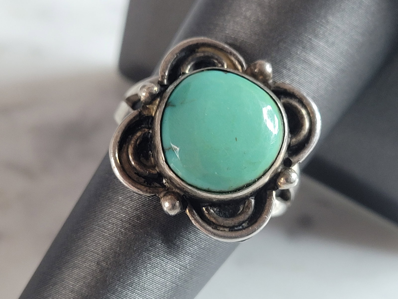 Womens Vintage Estate Sterling Silver Southwestern Turquoise Ring: A WOMENS VINTAGE ESTATE STERLING SILVER SOUTHWESTERN TURQUOISE RING. THE RING SIZE IS A 7.75, AND WEIGHS 5.4g. THE WIDTH OF THE RING IS 5/8". RING IS MARKED STERLING ON THE INSIDE OF THE BAND. THIS WO