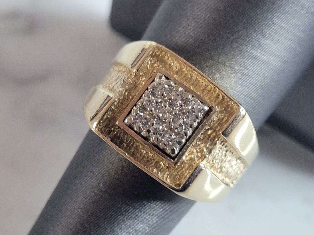 Mens Vintage Estate 14K Yellow Gold Diamond Ring: A MENS VINTAGE ESTATE 14K GOLD DIAMOND RING WITH ABOUT .18cts OF DIAMONDS. THE RING IS A SIZE 8.0. THE FACE OF THE RING MEASURES 1/2". RING IS STAMPED "STYLECREST, 14K". THIS WOULD MAKE A LOVELY GIFT