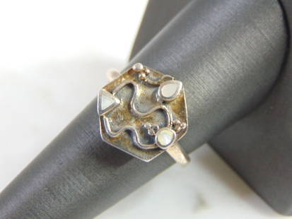 Womens Vintage Estate Sterling Silver Modern Abstract Ring: FOR SALE IS A LOVELY VINTAGE ESTATE STERLING SILVER MODERN ABSTRACT RING . THE RING SIZE IS 9, AND WEIGHS 4.2g. THIS WOULD MAKE A NICE GIFT FOR THAT SOMEONE SPECIAL. ANY OTHER QUESTIONS, PLEASE DO NOT