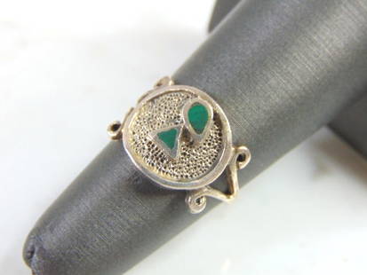 Womens Vintage Estate Sterling Silver Modern Abstract Malachite Ring: A WOMENS VINTAGE ESTATE STERLING SILVER RING WITH MALACHITE INLAY. NOT SURE IF STONE IS REAL OR MAN MADE. THE RING SIZE IS 5, AND WEIGHS 2.8g. THIS WOULD MAKE A NICE GIFT FOR THAT SOMEONE SPECIAL. ANY