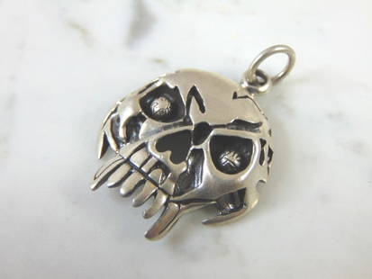 Vintage Estate Sterling Silver Gothic Skull Pendant: FOR SALE IS THIS LOVELY VINTAGE .925 STERLING SILVER GOTHIC SKULL PENDANT. THE TOTAL WEIGHT OF THE PENDANT IS 15.8g. THE PENDANT MEASURES 1 3/4" LONG BY 1 1/4" WIDE. MAKES A GREAT GIFT FOR THAT SPECIA