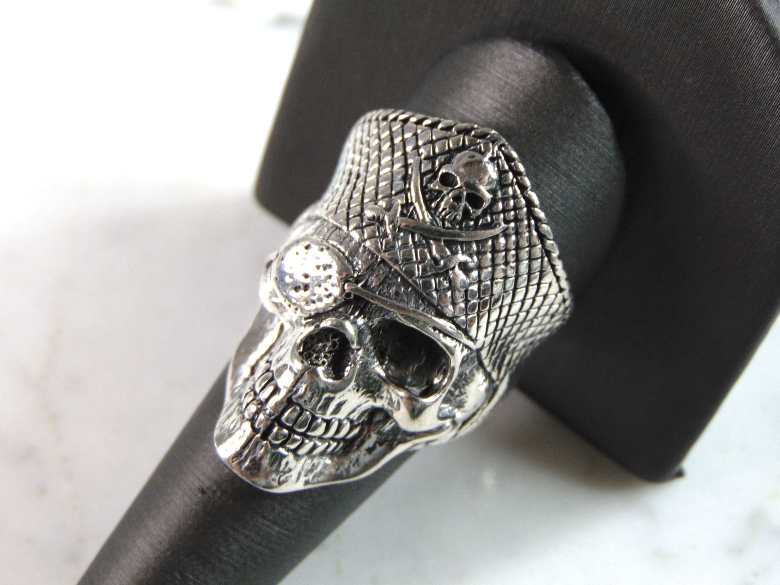 Mens Vintage Estate Sterling Silver Pirate Skull Ring: A MENS VINTAGE ESTATE STERLING SILVER PIRATE SKULL RING. THE TOTAL WEIGHT IS 17.3g, AND IS A SIZE 10.0. FACE MEASURES 1 3/8" LONG. THIS RING WOULD MAKE A GREAT GIFT FOR SOMEONE SPECIAL. ANY QUESTIONS