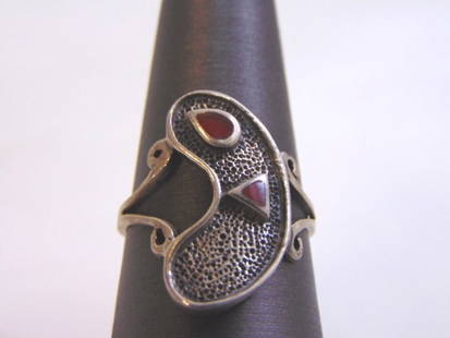 Womens Sterling Silver Modern Abstract Coral Ring: FOR SALE IS A LOVELY VINTAGE ESTATE STERLING SILVER RING WITH CORAL COLORED STONES. THE RING SIZE IS AN 7.0, AND WEIGHS 4.1g. THIS WOULD MAKE A NICE GIFT FOR THAT SOMEONE SPECIAL. ANY OTHER QUESTIONS,