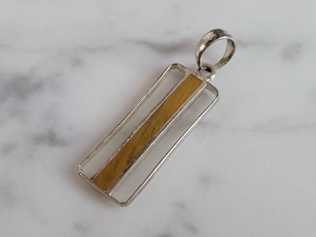 Womens Vintage Estate Sterling Silver Modernist Cats Eye Pendant: A WOMENS VINTAGE ESTATE STERLING SILVER MODERNIST CATS EYE PENDANT . PENDANT WEIGHS 1.3g AND MEASURES 1 1/8" LONG BY 3/8" WIDE. MAKES A GREAT GIFT FOR THAT SOMEONE SPECIAL. IF ANY QUESTIONS, PLEASE AS