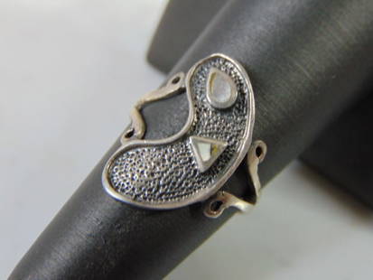 Sterling Silver Modern Abstract Abalone Ring: FOR SALE IS A LOVELY VINTAGE ESTATE STERLING SILVER RING WITH ABALONE INLAY. THE RING SIZE IS 6.25, AND WEIGHS 4.2g. THIS WOULD MAKE A NICE GIFT FOR THAT SOMEONE SPECIAL. ANY OTHER QUESTIONS, PLEASE D
