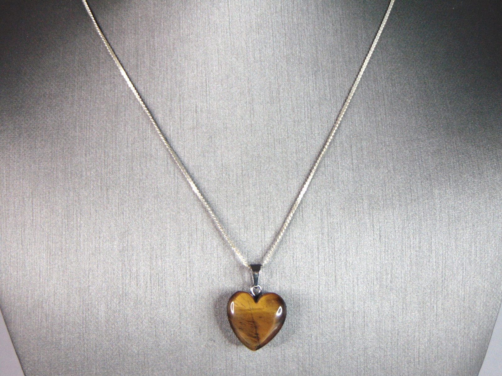 Womens Vintage Estate Sterling Silver Tiger's Eye Heart Necklace: FOR SALE IS THIS WOMENS VINTAGE STERLING SILVER TIGER'S EYE HEART NECKLACE. NOT SURE IF STONE IS NATURAL OR MAN MADE. NECKLACE MEASURES 19 3/4" LONG AND THE PENDANT MEASURES 1" BY 5/8", TOGETHER THE W