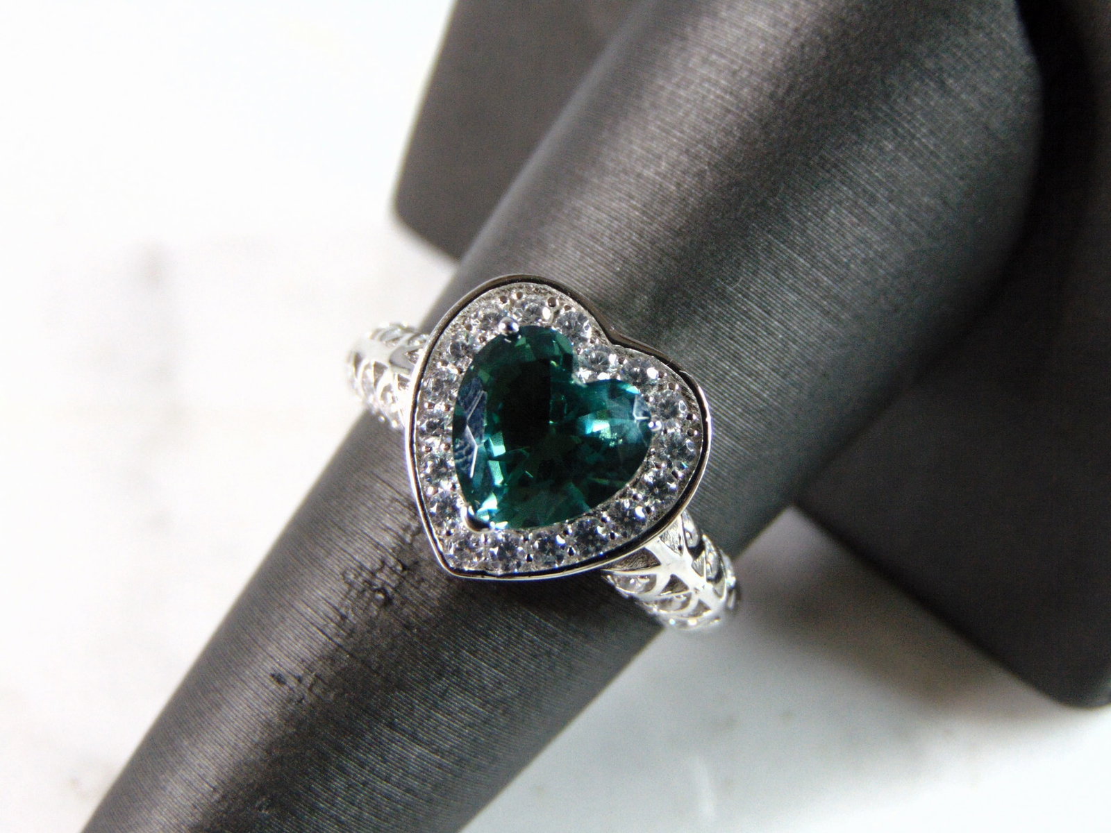 Womens Vintage Estate Sterling Silver CZ Heart Ring (1 of 5)