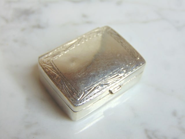 VINTAGE ESTATE STERLING SILVER ETCHED PILL BOX: AN AMAZING VINTAGE ESTATE STERLING SILVER ETCHED PILL BOX. PIECE MEASURES 1 3/8" BY 1"BY 3/8" AND WEIGHS 12.5g. CONDITION LOOKS GREAT, BUT IT DOES HAVE THE TINIEST OF TINIEST DINGS ON THE LID. PIECE I