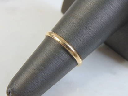 Women's Vintage 14k Gold Wedding Ring Band: A WOMENS VINTAGE ESTATE 14k GOLD WEDDING BAND RING. THE RING WEIGHS 1.6g AND MEASURES 1/16" WIDE. RING IS A SIZE 5.75 AND IS STAMPED "14K". MAKES A GREAT GIFT FOR THAT SOMEONE SPECIAL. IF ANY QUESTION