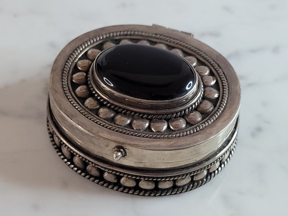 Vintage Collectible Sterling Silver Onyx Pill Box 78.3g: A BEAUTIFUL VINTAGE STERLING SILVER PILL BOX THAT MEASURES 2 1/4" LONG BY 2" WIDE BY 1" TALL, AND WEIGHS 78.3g. CONDITION LOOKS GREAT. PIECE IS STAMPED "925" ON THE BACK. NOT SURE WHAT THE STONE IS ON