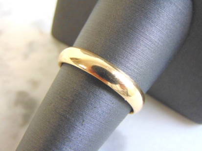 Vintage Estate 14K Yellow Gold Band Wedding Ring: FOR SALE IS A VINTAGE ESTATE 14K YELLOW GOLD WEDDING BAND RING THAT WEIGHS 4.4g. THE RING SIZE IS A 8.75, AND THE WIDTH IS 1/8". RING IS STAMPED 14K. ANY QUESTIONS PLEASE DON'T HESITATE TO ASK. THIS M