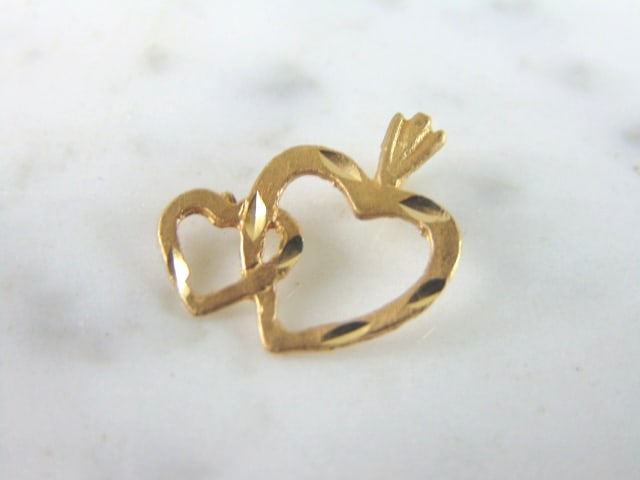 Womens Vintage Estate 14k Yellow Gold Heart Pendant: A WOMENS VINTAGE 14K YELLOW GOLD HEART PENDANT. THE TOTAL WEIGHT IS 0.6g. THE PENDANT MEASURES 5/8" LONG BY 5/8" WIDE. MAKES A GREAT GIFT FOR THAT SOMEONE SPECIAL. IF ANY QUESTIONS, PLEASE ASK. BE SUR