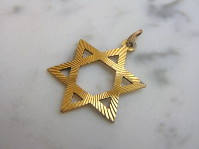 14K Yellow Gold Jewish Judaica Star of David Pendant: FOR SALE IS THIS VINTAGE ESTATE 14K YELLOW GOLD STAR OF DAVID PENDANT. THE PENDANT WEIGHS 2.1g AND MEASURES 1 1/4" LONG BY 7/8" WIDE. THE BAIL IS STAMPED "585". PENDANT DOES SHOW SOME SIGNS OF WEAR. M