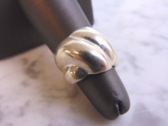 Womens Vintage Estate Sterling Silver Modernist Ring: FOR SALE IS A VINTAGE ESTATE WOMEN'S STERLING SILVER MODERNIST RING. THE RING WEIGHS 7.3g AND IS A SIZE 5.0. RING IS STAMPED "925". WOULD MAKE A LOVELY GIFT FOR THAT SOMEONE SPECIAL. ANY OTHER QUESTIO