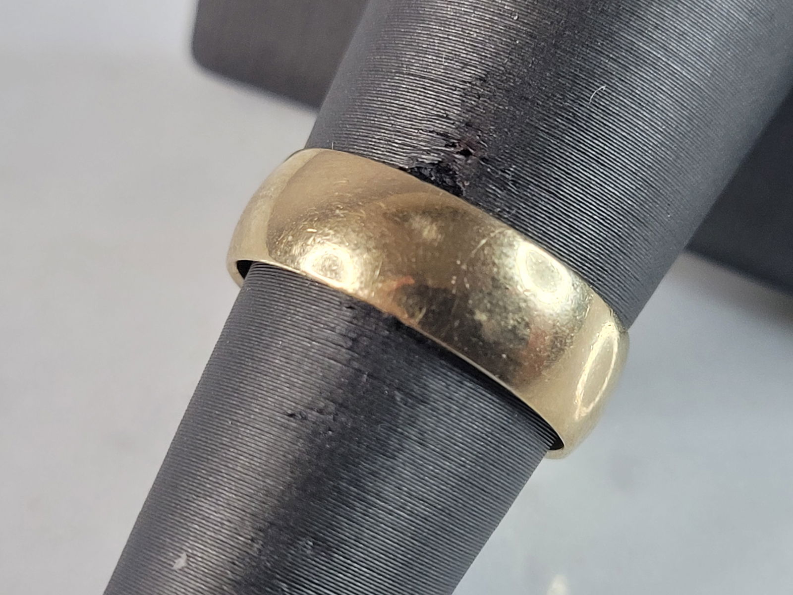 Womens Vintage Estate 10K Yellow Gold Band Wedding Ring: A WOMENS VINTAGE ESTATE 10K YELLOW GOLD WEDDING BAND RING THAT WEIGHS 3.5g. THE RING SIZE IS A 7.25, AND THE WIDTH IS 1/4". RING IS MARKED ON THE INSIDE OF THE BAND. ANY QUESTIONS PLEASE DON'T HESITAT