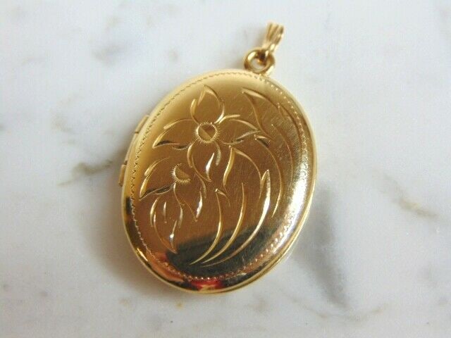 Womens Vintage Estate 14k Gold Floral Locket Pendant: FOR SALE IS THIS LOVELY WOMENS VINTAGE 14K YELLOW GOLD FLORAL LOCKET PENDANT . THE TOTAL WEIGHT IS 6.4g. THE PENDANT MEASURES 1 1/2" LONG BY 1" WIDE. LOCKET HAS SOME ENGRAVINGS ON THE INSIDE AND THE B
