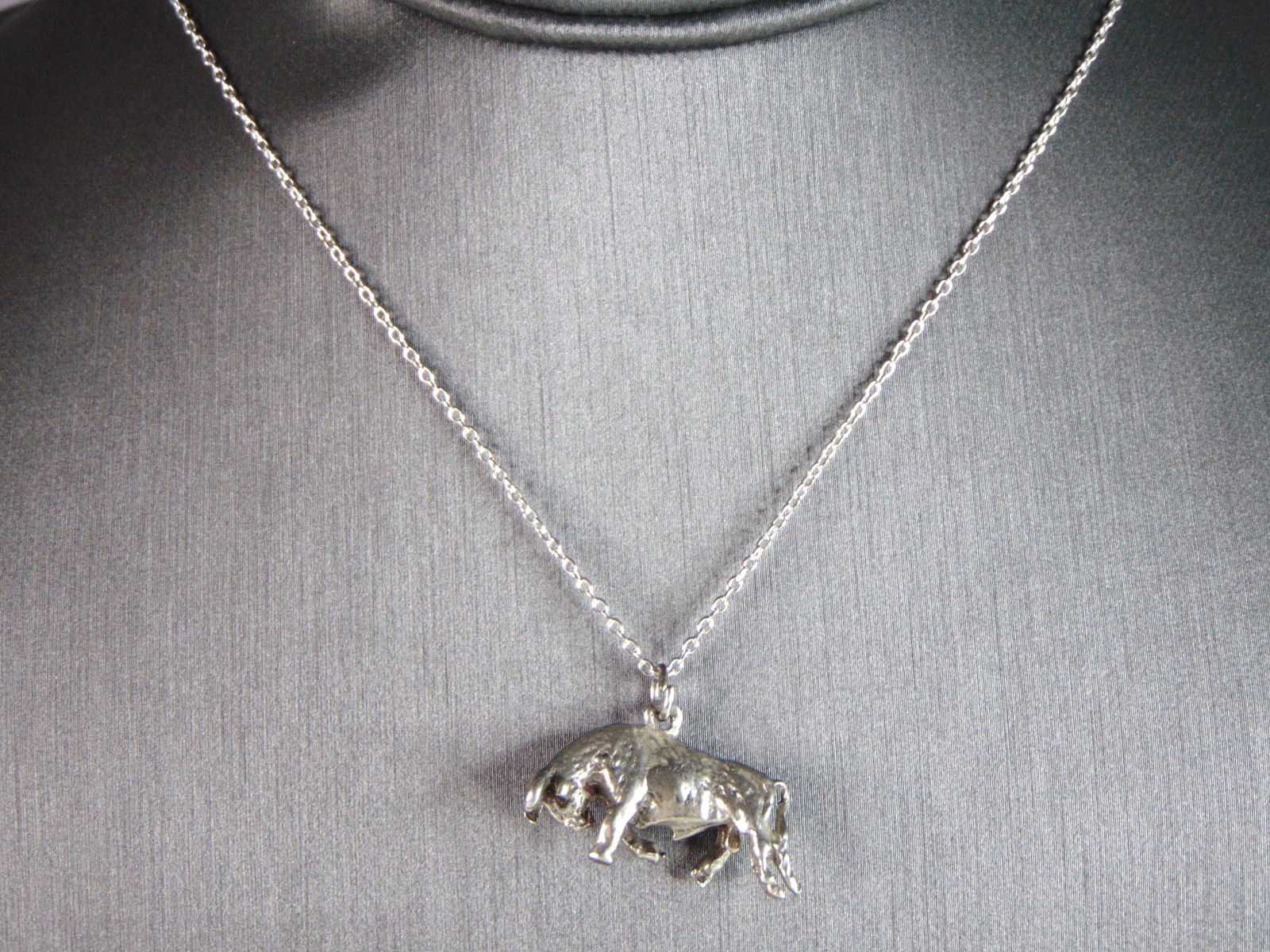 Womens Vintage Estate Sterling Silver Bull Necklace: FOR SALE IS THIS STERLING SILVER BULL NECKLACE . THE NECKLACE WEIGHS 7.4g, AND MEASURES 18" LONG AND THE PENDANT MEASURES 1" BY 1/2". WOULD MAKE A NICE GIFT FOR THAT SPECIAL SOMEONE ANY QUESTIONS PLEA