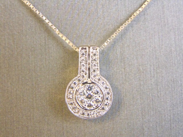Womens Vintage Estate CZ Stones Pendant W/ Necklace: A BEAUTIFUL VINTAGE ESTATE WOMEN'S .925 STERLING SILVER CZ STONES PENDANT WITH NECKLACE . THE PENDANT MEASURES 3/4" BY 1/2" , AND WEIGHS 4.0g. NECKLACE MEASURES 16 5/8". WOULD MAKE A GREAT GIFT FOR TH