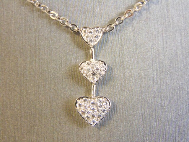 Womens Vintage Hearts CZ Stone Pendant W/ Necklace: A BEAUTIFUL VINTAGE ESTATE WOMEN'S .925 STERLING SILVER HEART CZ STONE PENDANT WITH NECKLACE . THE PENDANT MEASURES 7/8" BY 1/4" AND WEIGHS 3.7g. NECKLACE MEASURES 16 1/8". WOULD MAKE A GREAT GIFT FOR
