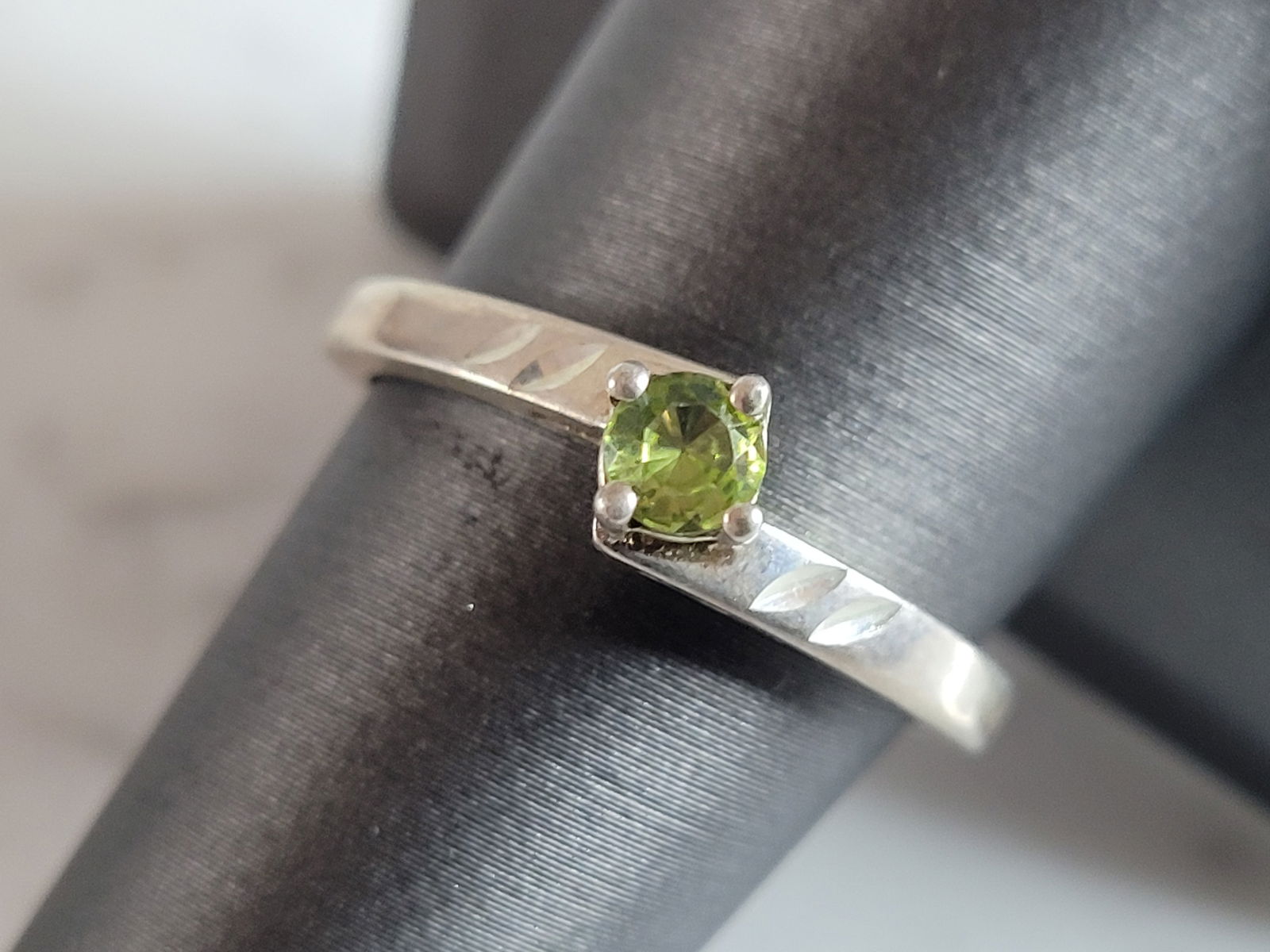 Womens Vintage Estate Sterling Silver Modernist Peridot Ring (1 of 5)
