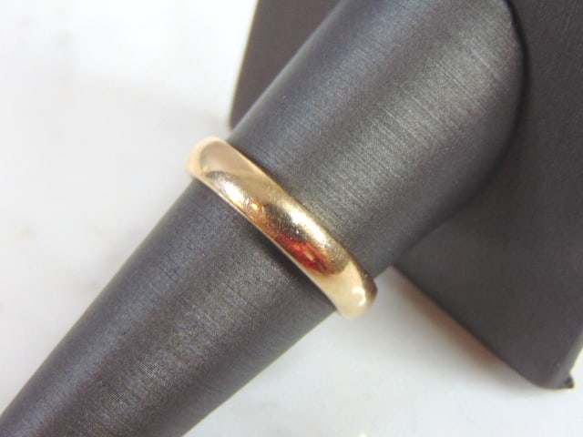 Mens Vintage Estate 10K Yellow Gold Band Wedding Ring: Gender: MensPurity: 10k Yellow GoldWeight: 4.8gSize: 8.5Width: 1/8"Condition: Very Good