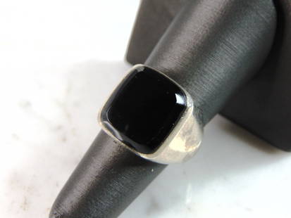 Mens Vintage Estate Sterling Silver Modernist Onyx Ring: FOR SALE IS THIS MENS VINTAGE ESTATE STERLING SILVER MODERNIST ONYX RING. THE RING WEIGHS 16.1g AND IS A SIZE 7. THIS RING WOULD BE A WONDERFUL GIFT FOR THAT SPECIAL SOMEONE. ANY QUESTIONS PLEASE DO N