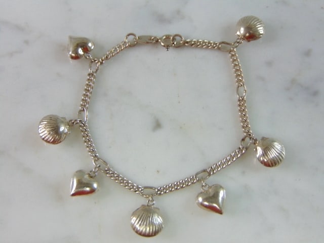 Womens Vintage Estate Sterling Silver Charm Bracelet: FOR SALE IS A LOVELY VINTAGE ESTATE .925 STERLING SILVER CHARM BRACELET. BRACELET MEASURES 7 1/8" LONG BY 1/4" WIDE AND WEIGHS 8g. THIS WOULD MAKE A LOVELY GIFT FOR THAT SOMEONE SPECIAL. ANY QUESTIONS