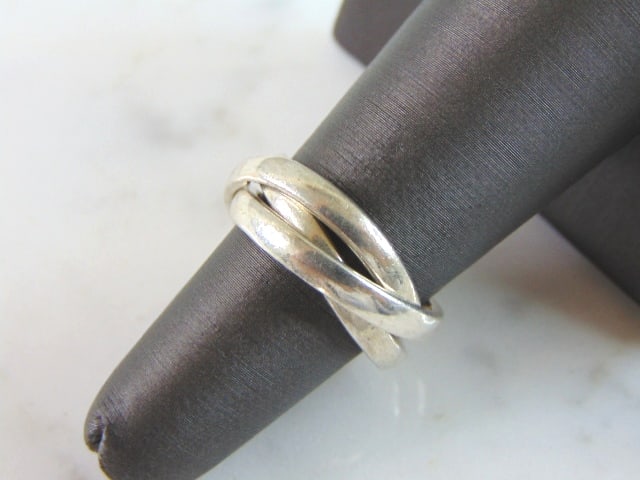 Womens Vintage Estate Sterling Silver Modernist Ring: FOR SALE IS A LOVELY VINTAGE ESTATE .925 STERLING SILVER MODERNIST RING. THE RING SIZE IS A 5.5, AND WEIGHS 7g. THIS WOULD MAKE A NICE GIFT FOR THAT SOMEONE SPECIAL. ANY OTHER QUESTIONS PLEASE DO NOT 