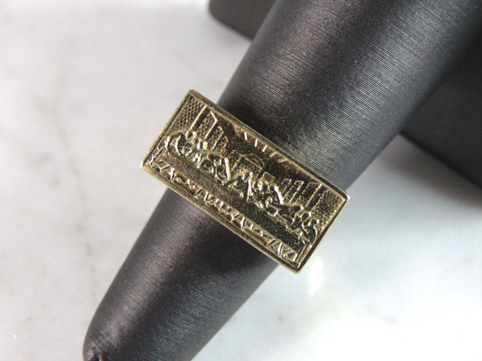 Vintage Estate 10k Yellow Gold Religious The Last Supper Ring: THIS ITEM IS A VINTAGE ESTATE 10K YELLOW GOLD RELIGIOUS THE LAST SUPPER RING. THE SIZE OF THE RING IS A 6.5, AND WEIGHS 4.7g. RING IS STAMPED 14K. ANY OTHER QUESTIONS PLEASE DO NOT HESITATE TO ASK. BE