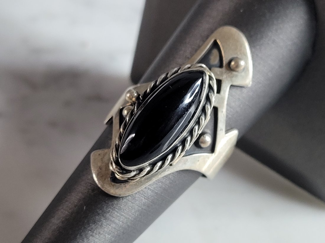 Womens Vintage Estate Sterling Silver Onyx Pill Box Ring: A WOMENS VINTAGE ESTATE STERLING SILVER ONYX PILL BOX RING. NOT SURE IF STONE IS REAL OR MAN MADE. THE TOTAL WEIGHT IS 8.2g, AND IS A SIZE 8.5, BUT IS EXPANDABLE. THIS RING WOULD MAKE A GREAT GIFT FOR